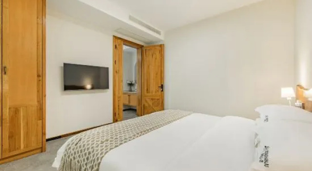 Семейный люкс с балконом Xixia Mountain Retreat · Wild Luxury Mountain Views, Skiing, and Relaxed Family Vacation