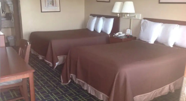 Четырёхместный номер Standard с балконом Hilltop Inn Pittsburgh