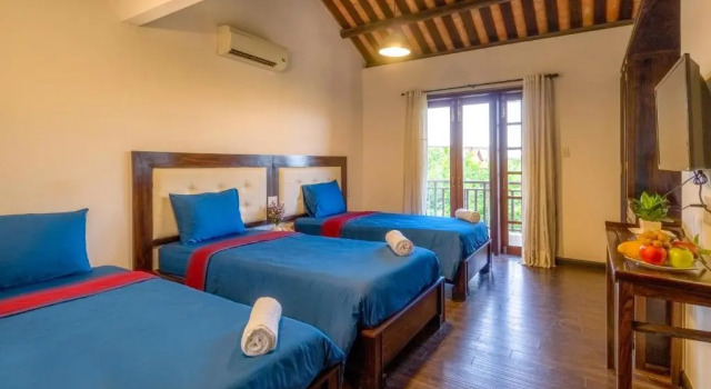 Трёхместный номер Deluxe с балконом Calm House Hotel Hoi An 1