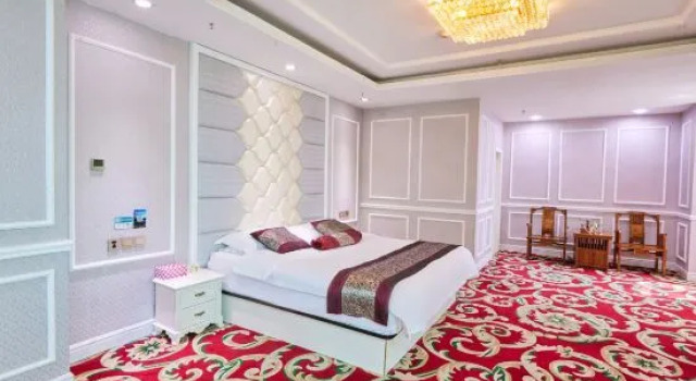 Chicheng Hongyuan Business Club (Chicheng Bus Station)