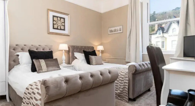 Lansdowne House with Private Car park, Забронировать Отель «постель и завтрак» Отели Лландидно 5 звезд, рядом с Tina Holley Gallery, 5*