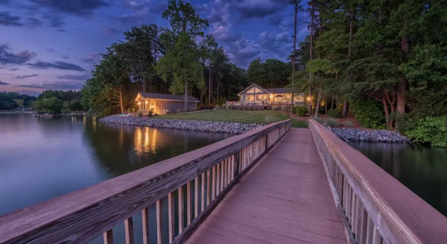 Коттедж с 5 комнатами Lake Norman Hideaway