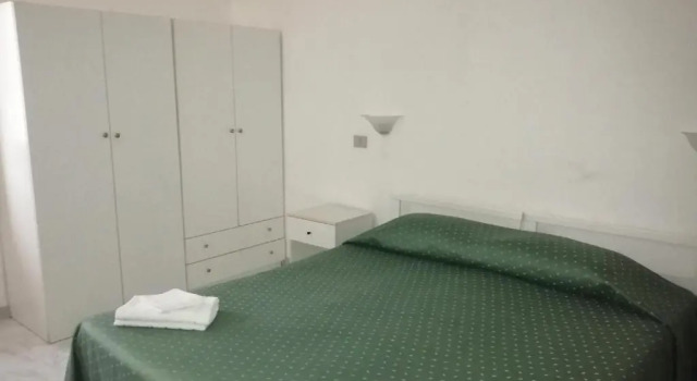 Кровать в общем номере Holiday Residence