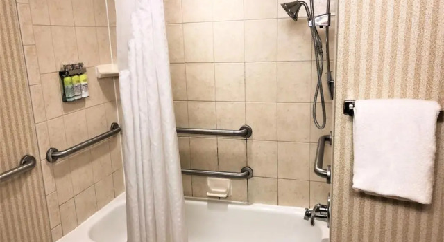 Четырёхместный номер Standard Holiday Inn Express Syracuse Airport by IHG