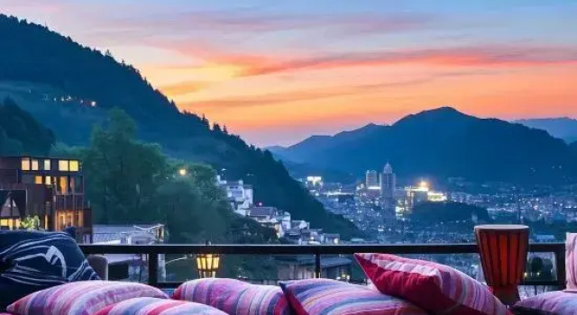 Phoenix Yanyu Building High end Homestay, Rezerwuj Hotel Xiangxi Hunan