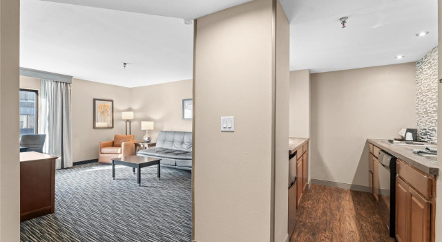 Четырёхместный люкс Best Western Courtview Hotel
