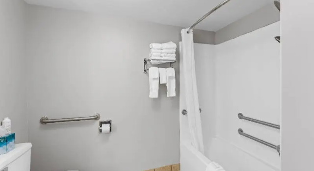 Четырёхместный люкс Clarion Pointe Starkville near University