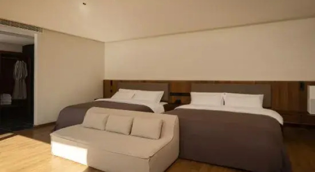 Четырёхместный семейный люкс с видом на сад Yunqi Dali Sea View Hotel