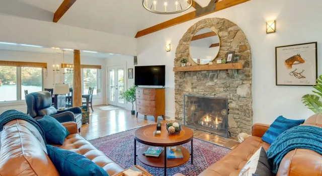 Lakefront Landrum Home w/ Deck, Fire Pit & Kayaks!