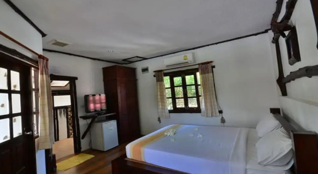 Бунгало Superior Alongkot Beach Resort Khanom