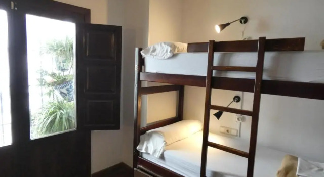 Кровать в общем номере Oasis Backpackers Hostel Granada