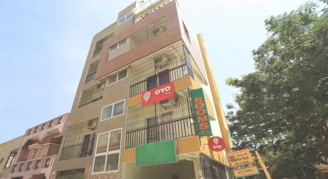 OYO Rooms Indiranagar 18th Main, Забронировать Отель Индиранагар Бангалор, рядом с Больница Манипал