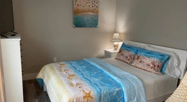 Siesta Key Village-Suite #4: A block to the Beach!