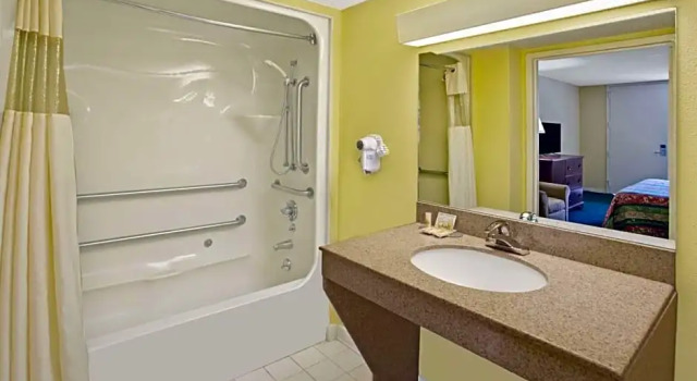 Номер Standard Days Inn by Wyndham College Park Airport Best Road
