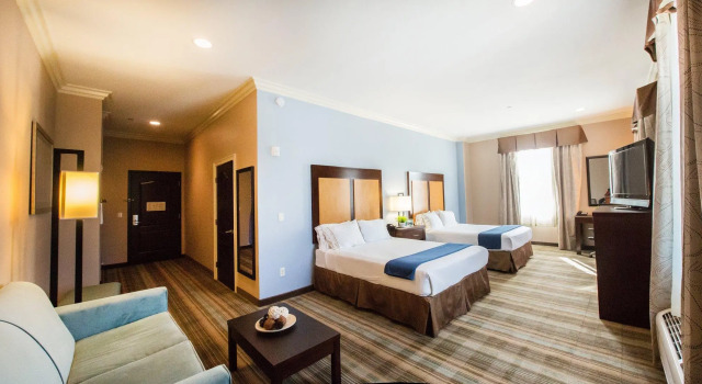 Четырёхместный номер Executive Holiday Inn Express Benicia by IHG