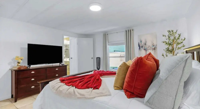 Amazing Lakefront Escape - A Stunner For Sleeps 14, Забронировать Дом для отпуска Коттеджи Greater San Antonio, Коттедж