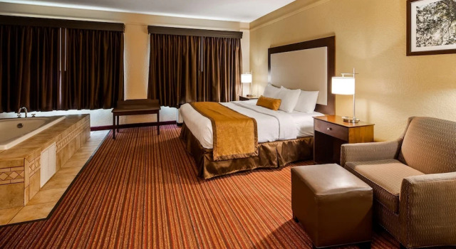 Двухместный люкс с джакузи Best Western Plus Strawberry Inn & Suites