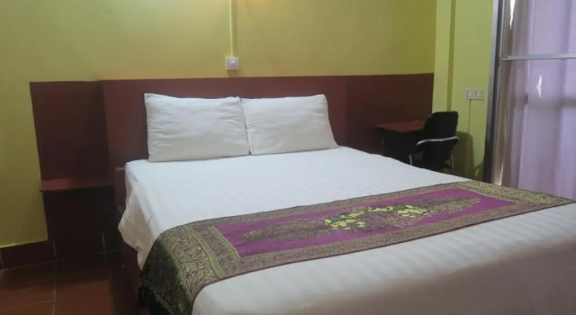 Номер Deluxe River Dolphin Hotel