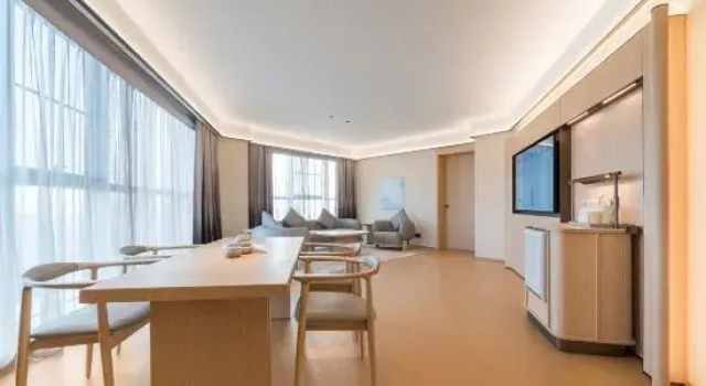 Люкс Deluxe Ji Hotel (Chengdu Gaoxin West District Baicao Road Branch)
