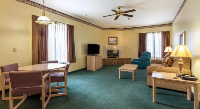 Четырёхместный люкс Branson Towers Hotel