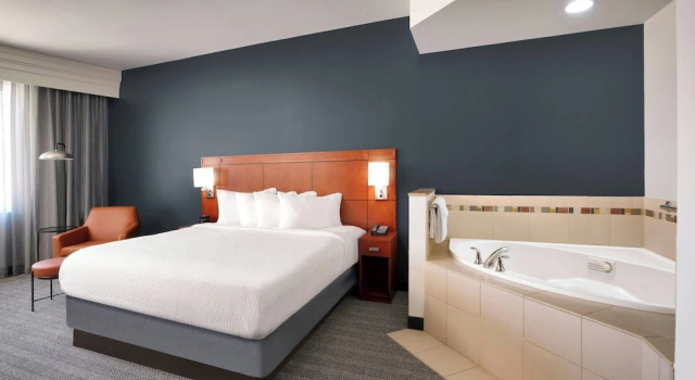 Двухместный люкс Courtyard by Marriott Lincoln Downtown