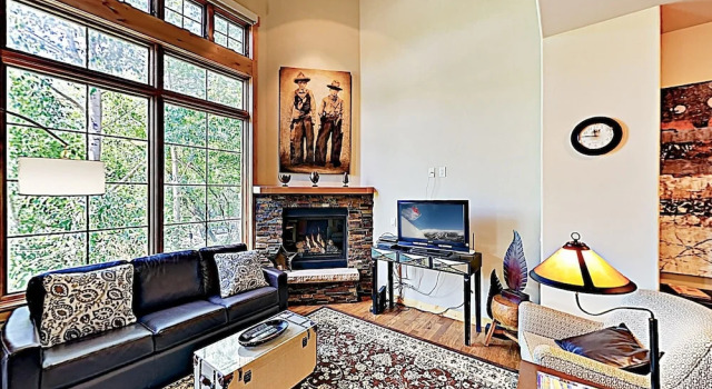 Downtown Getaway W/ Private Garage - Near Ski Resort 2 Bedroom Townhouse