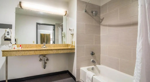 Номер Standard Days Inn by Wyndham Raleigh Glenwood-Crabtree