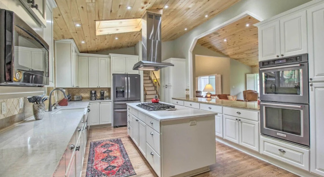 Коттедж Cozy Pinetop Retreat w/ Yard & Heated Gazebo!
