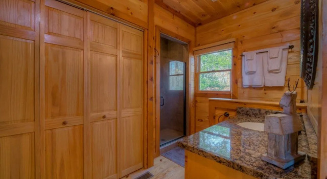 Green Pine Cabin by Escape to Blue Ridge, Book Hotel Hoteller i Ducktown med parkering, Parkering