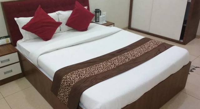 Tdi Club Retreat, Varaa Hotelli Hotellit Alipur uima-altaalla, Uima-allas