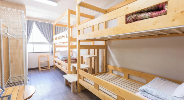 Кровать в общем номере с видом на город Almas Guest House(アルマス）