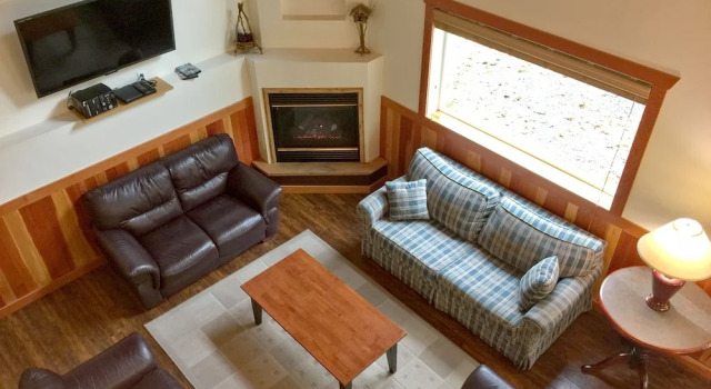 Mt. Baker Lodging Cabin 2 – Hot Tub, A/C, Sleeps 10! by MBL
