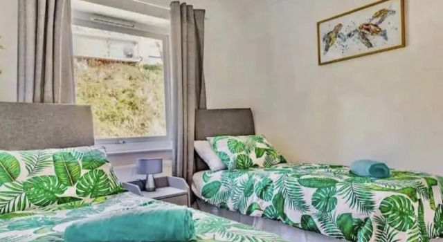 Lovely Apartment Sleeps 6 Singles in Torquay
