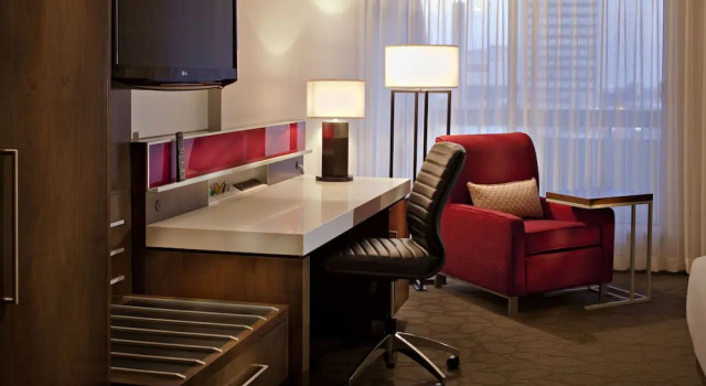 Двухместный клубный номер Standard с балконом Delta Hotels by Marriott Winnipeg
