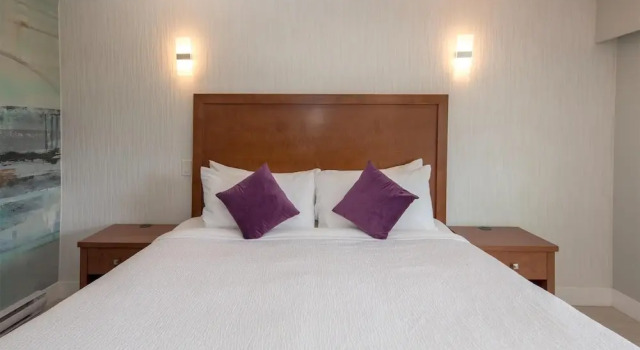 Двухместный номер Standard с балконом Coast Metro Vancouver Hotel