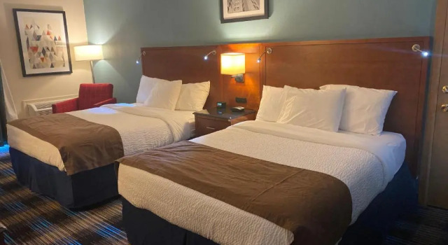 Четырёхместный номер Standard с частичным видом Days Inn & Suites by Wyndham St. Ignace Lakefront