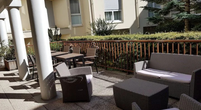 Кровать в общем номере ibis Château de Fontainebleau