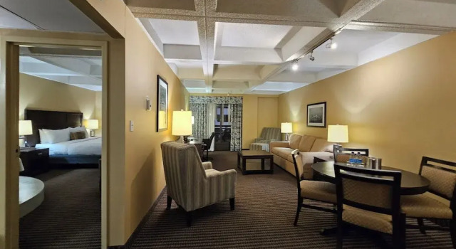 Двухместный люкс с балконом Wyndham Edmonton Hotel and Conference Centre