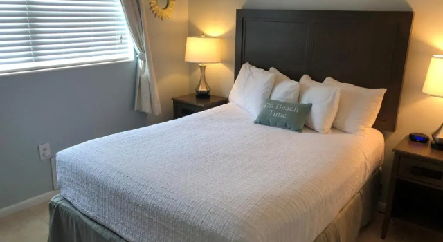 Двухместный люкс с 2 комнатами с видом на бассейн Marco Island Lakeside Inn