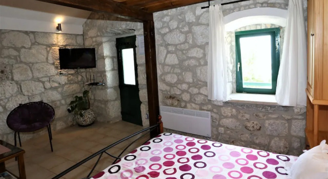 Holiday house in stone with heated pool