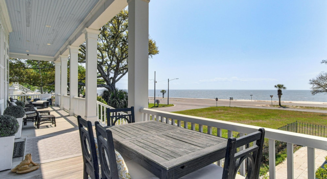 On the Beach + Gulf: Luxe Pass Christian Escape, Buchen Sie Ferienhaus Pass Christian Mississippi