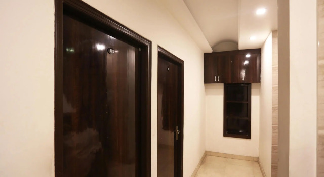 OYO 12779 5 seas Hotel and Banquet, Забронировать Отель Отели Газиабад с парковкой, Парковка