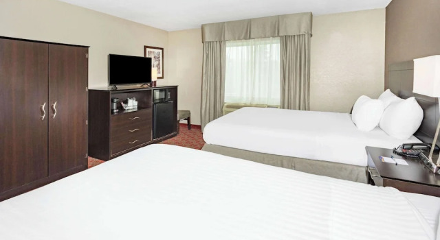 Четырёхместный номер Deluxe Baymont by Wyndham Brooklyn Center