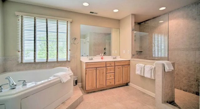 Коттедж с 5 комнатами с балконом Spacious Brigantine Home ~ 1 Block to Beach!