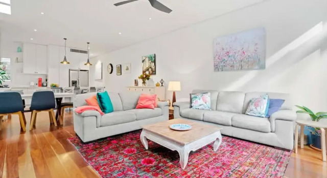 Bright Home in Trendy Newtown Close to the Park, Забронировать Дом для отпуска Коттеджи Сиднея, рядом с Театр Enmore, Коттедж