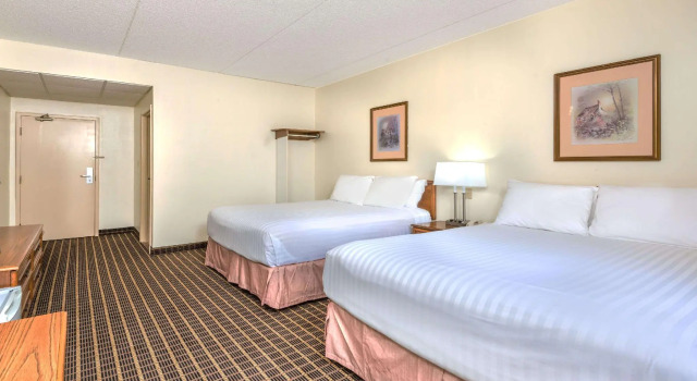 Четырёхместный номер Standard Howard Johnson by Wyndham Tillsonburg