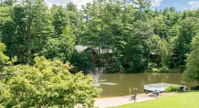 Lakeview 1BR Condo w Deck Walk to Village