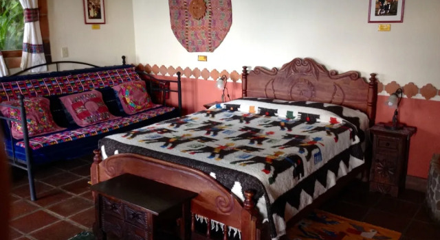 Люкс с балконом Hotel y Cafe La Casa del Mundo