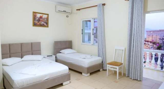 Трёхместный номер Standard с балконом Hotel Rixhi
