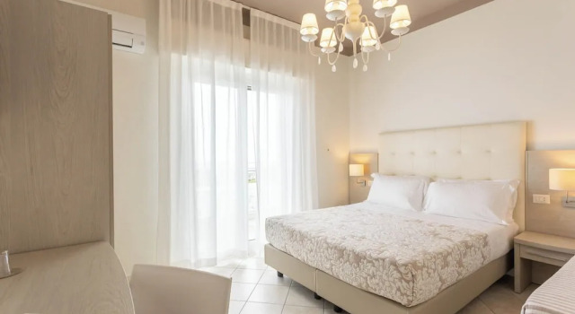 Трёхместный номер Standard с балконом и с видом на море Hotel Alda B&B